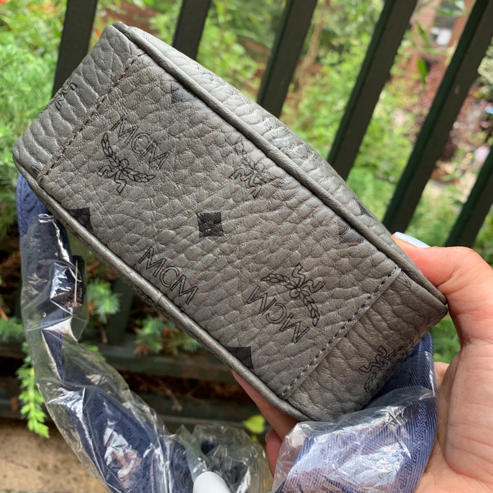 SOLD⛔️(UNISEX) Auth. MCM viseto Logo diamond zip Crosb - Picture 13 of 15